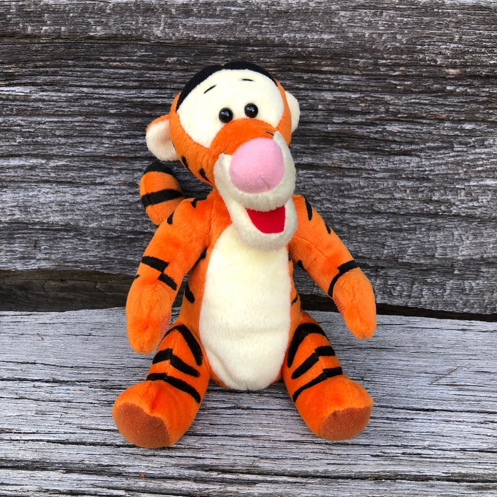Tigger toy ©️1997 stuffed animal Disney 7.5” high Velcro paws Plush Plushie